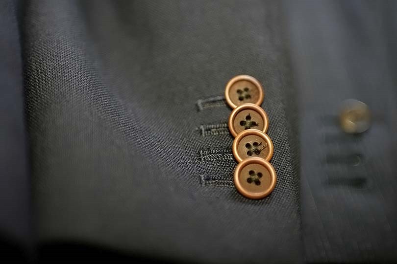 ジャケット スーツのボタンについて考える サラリーマンのファッションを考える